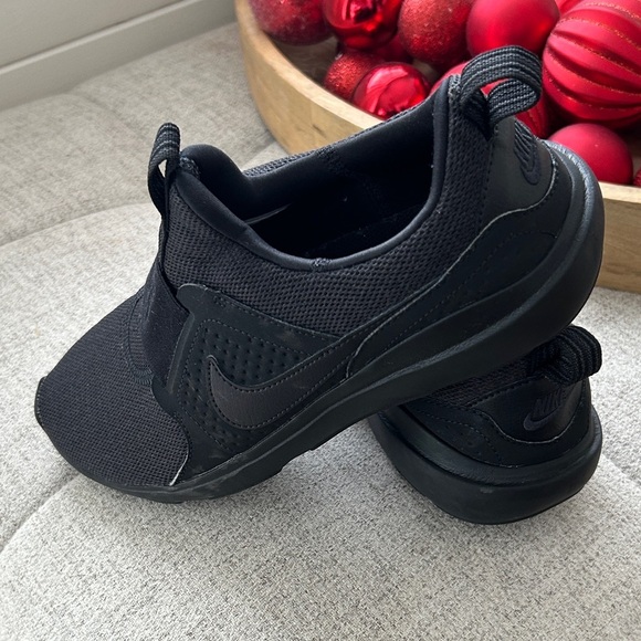 Nike Women’s Black Slip-On Sneakers Size 9.5 Lightweight Athletic Comfort Shoes - Picture 3 of 8